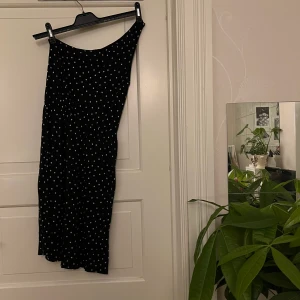Oneshoulder klänning🤍 - Prickig oneshoulder klänning. Svart med vita prickar. Trikåmaterial. Från Nelly, storlek S. Använd ett fåtal gånger. Kan mötas i Göteborg eller skicka, köparen står för frakt. 