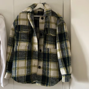 Vårjacka  - Vårjacka i fina färger. Aldrig använd. Storlek XS-S