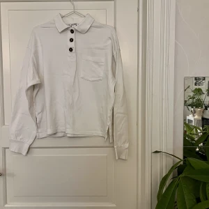 Collegetröja🤍 - Vit collage tröja från Monki, storlek S. Oversized. Använd ett fåtal gånger. Kan mötas i Göteborg eller skicka, köparen står för frakt.