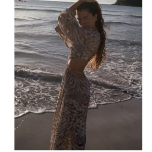 ZARA KLÄNNING (säljs inte längre) - köpt för 800 och i storlek M. Endast använd en gång! Så i helt nyskick. Passar även större och mindre då den är stretchigt! Söljer för fick aldrig användning:(❤️