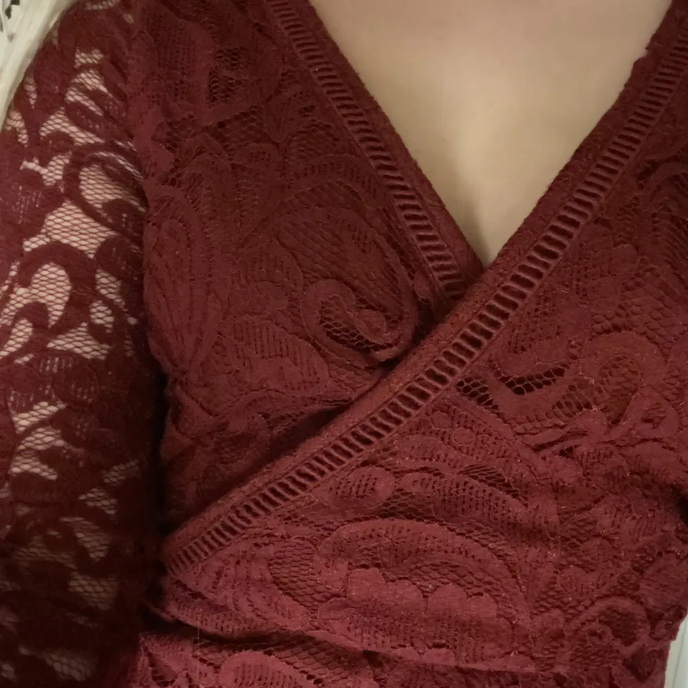 Vinröd kort klänning från Hollister, säljer då den blivit för liten för mig. Använd ett fåtal gånger . Klänningar.