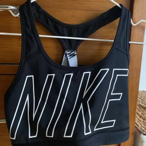 Nike sport-bh - Säljer denna svarta nike sport-bh då den inte längre passar! Köpt ganska nyligen och inte särskilt mycket använd! 