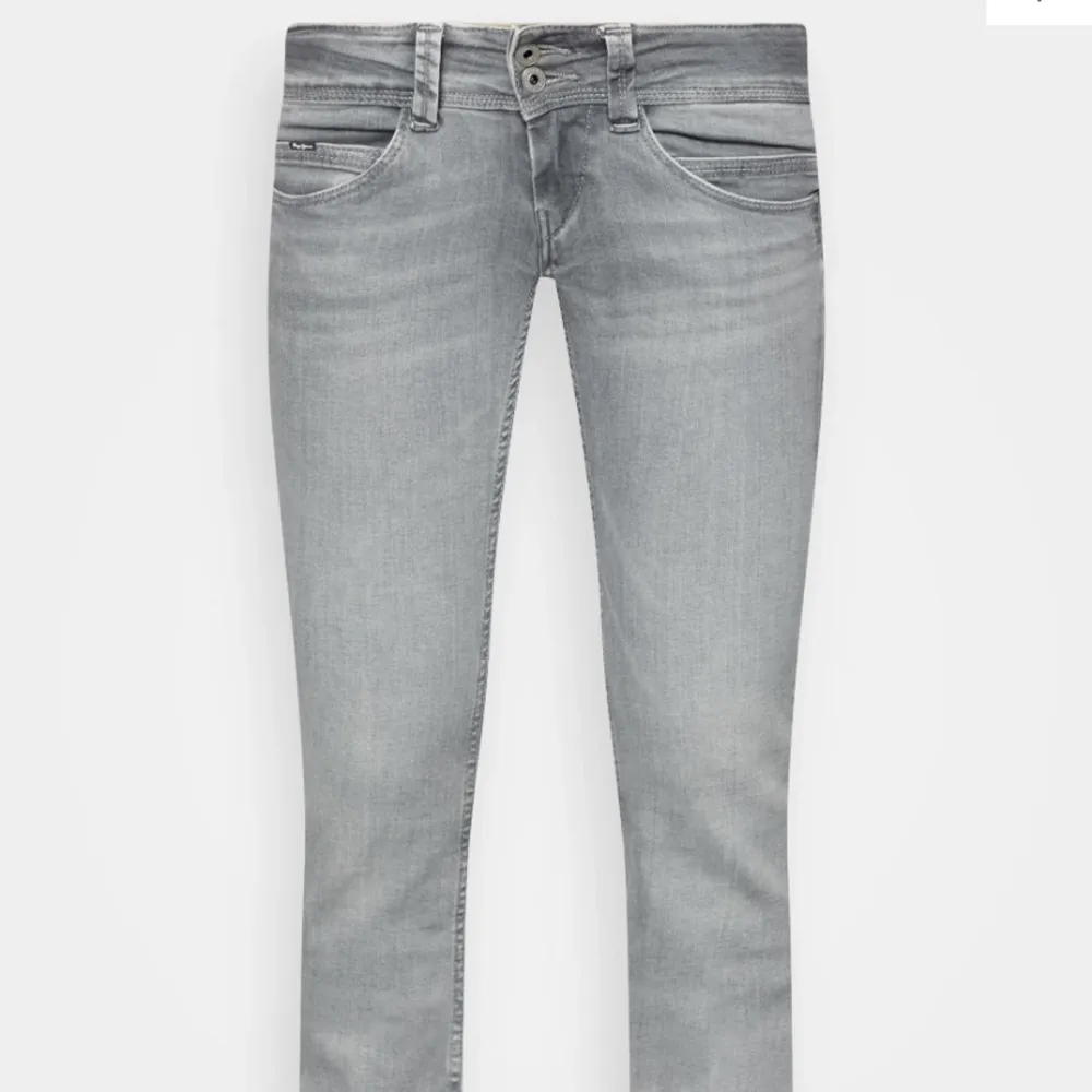Jätte fina och populära lågmidjade Pepe Jeans. Inte mycket använda, skulle säga att jeansen funkar för 167-173cm. Jeans & Byxor.
