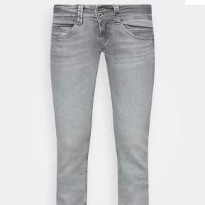 Jätte fina och populära lågmidjade Pepe Jeans. Inte mycket använda, skulle säga att jeansen funkar för 167-173cm