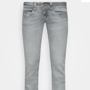 Pepe Jeans - Jätte fina och populära lågmidjade Pepe Jeans. Inte mycket använda, skulle säga att jeansen funkar för 167-173cm