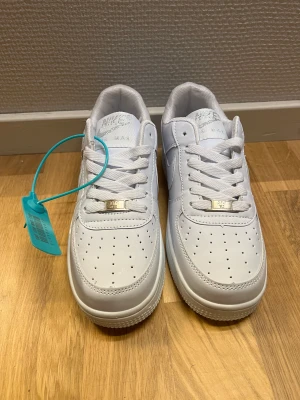 Nike air force 1 - Nike skor, storlek 37.5 Endast provat skorna inomhus och insett att de blir för små för mig. 