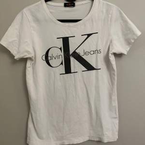 Vit äkta Calvin Klein t-shirt. Storlek L men passar även mig som är XS/S. 🤍