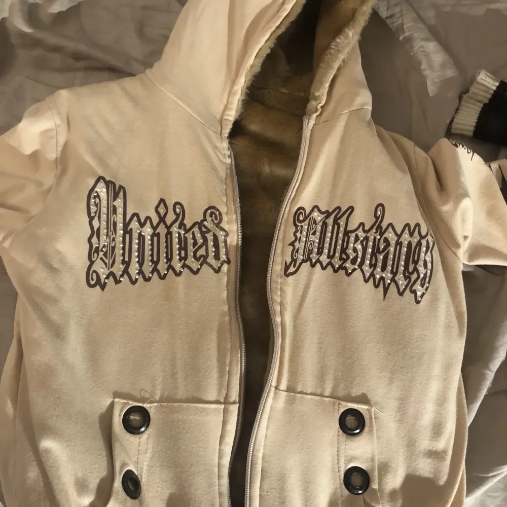 Jätte fin hoodie från United Allstars med fur inuti. Storlek xs-s. Säljer pga att den är för liten för mig. 100 kr + frakt. . Hoodies.