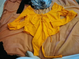 Body och klänning  - Snygg body perfekt till sommaren om man vill se mer brun ut. Klänningen jätte fin är kort men för mig så e den inte för kort för jag är 170 cm och den är övanför mina knän. Bodyn 60kr och klänningen 80kr. 150kr för båda 
