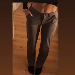 Lågmidjade kostymbyxor - Säljer dessa super fina lågmidjade kostymbyxor från lager 157 i storlek Xs💕