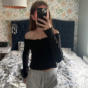 Söt topp - Jag tänkte sälja denna söta topp med öppna axlar från hm. Strl S men passar någon som har xs❤️  kontakta vid intresse