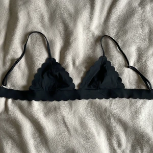 Svart bikini - Svart bikini från hm som tyvärr blivit för liten för mig! 