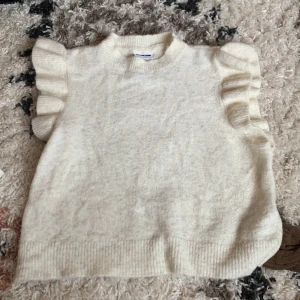 Jätte gullig volang T-shirt från noisy may ❤️ - Jätte gullig stickat t-shirt från noisy may❤️‍🔥 använd en gång och i toppen skick. Finns fortfarande kvar pågrund av oseriös köpare! Köp direkt för 250!