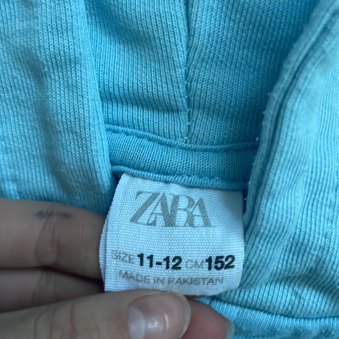Ljusblå zip up hoodie ifrån zara - 90