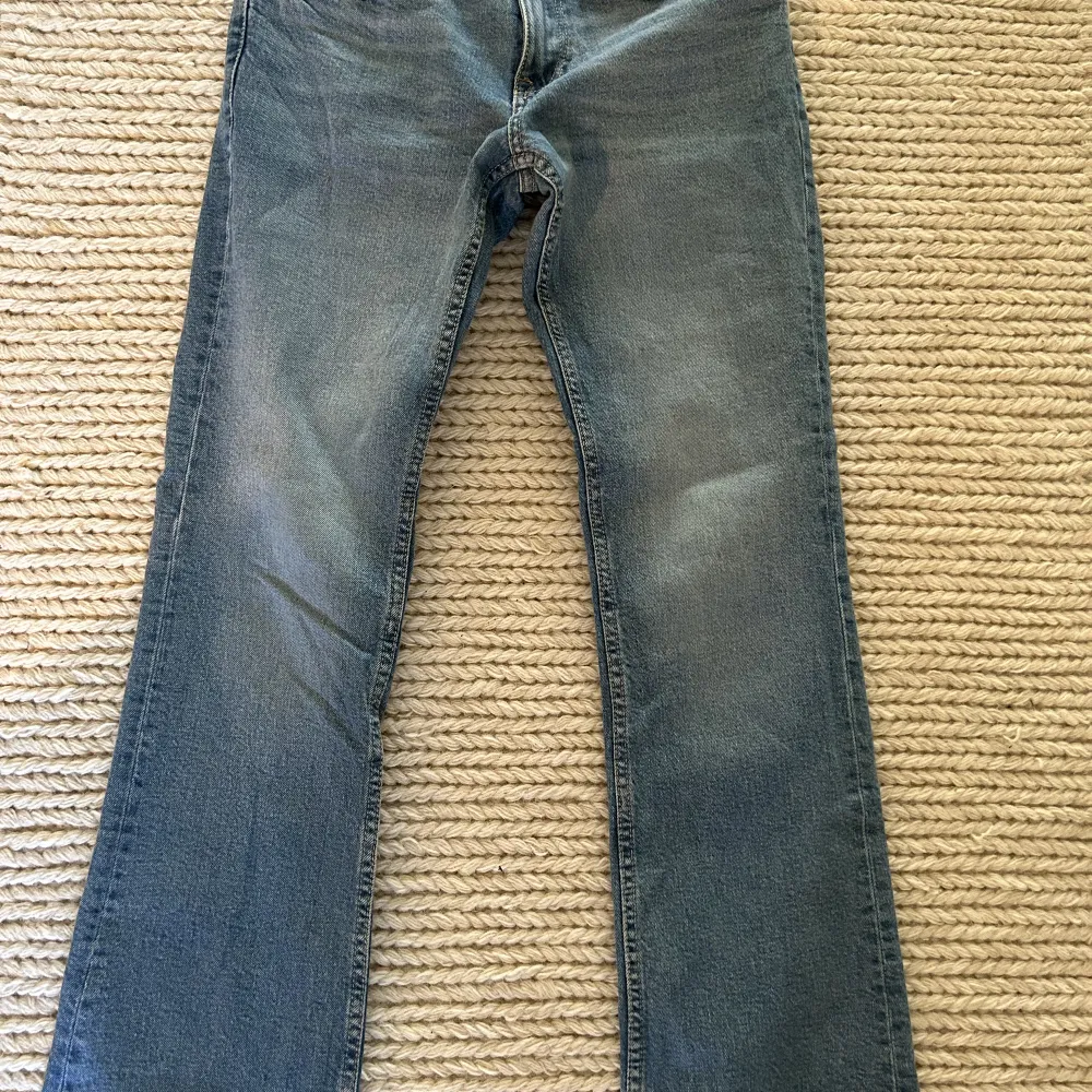 Säljer dessa jättefina Lågmidjade jeans ifrån BERSHKA. Knappt använda, säljer pga för stora💕. Jeans & Byxor.