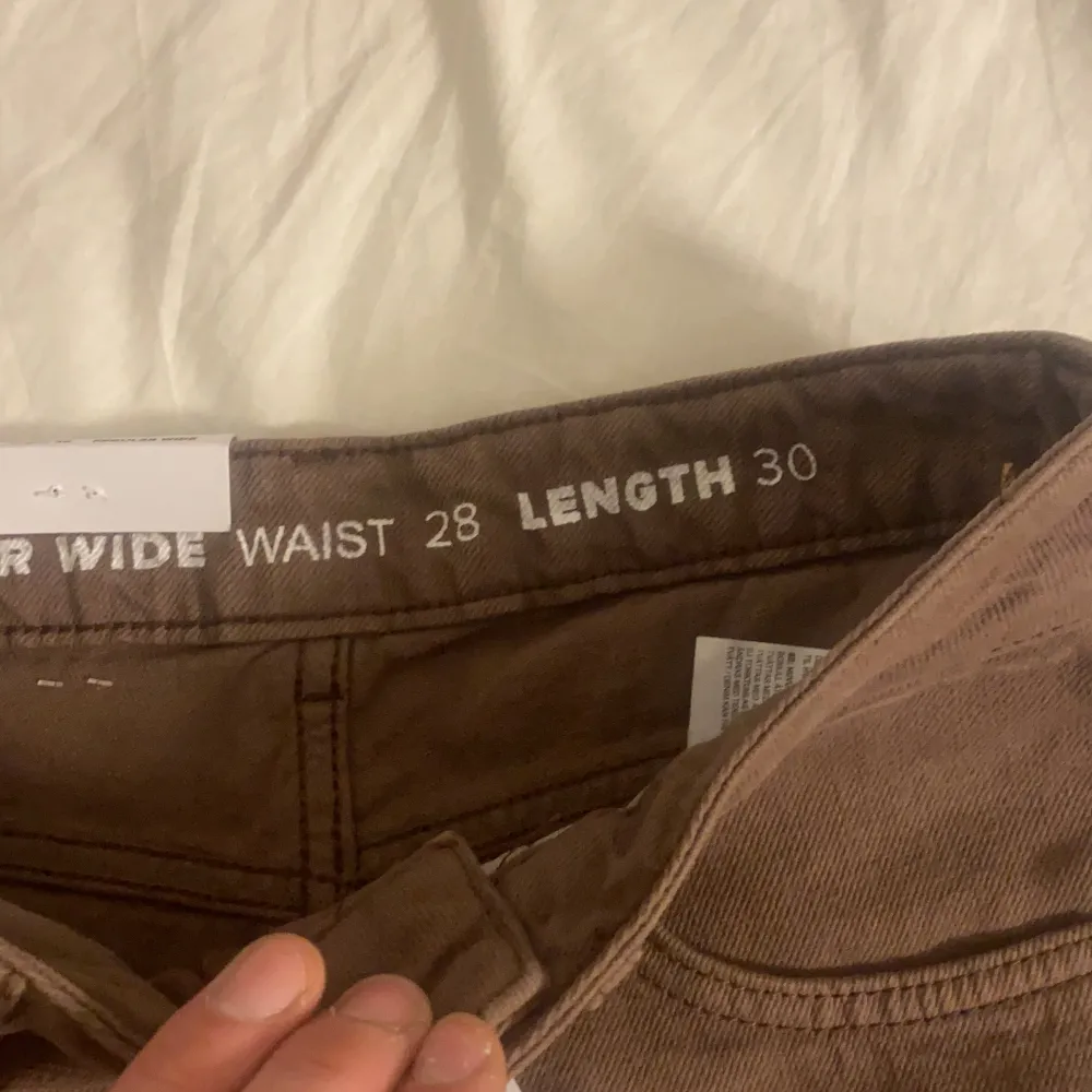 Har även ett par i w/25 l/32. helt oanvända med prislappen på. Säljer billigt då jag bara vill bli av med dom. Jeans & Byxor.