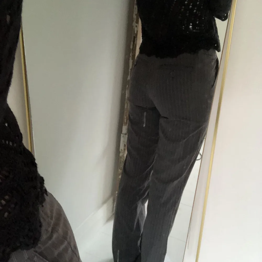 Säljer dessa mid-rise kostymbyxor i färgen grå med vita ränder, är i storlek S och säljer för 230kr + frakt (66kr)💓. Jeans & Byxor.