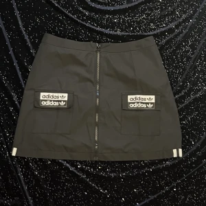 svart adidas kjol - snygg svart adidas kjol, aldrig använd för att den var för stor för mig, fickor på framsidan 