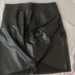 Leather skirt - Oanvänd kjol köpt från shein tyvärr var det för stor för mig 