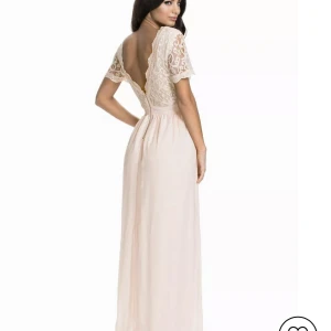Balklänning  - Scalloped lace maxi dress I färg nude. Klänningen är oanvänd bara testa men det förekom en riv inuti klänningen men ingenting som syns vid användning annars är klänningen i top skicka 