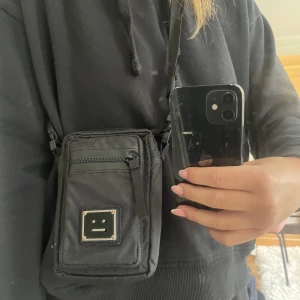 Acne väska - Säljer denna acne väskan, skit snygg bra skick bara dom ”knapparna” på acne märket som blivit lite missfärgat men inget man tänker på hör av dig om du är intresserad 