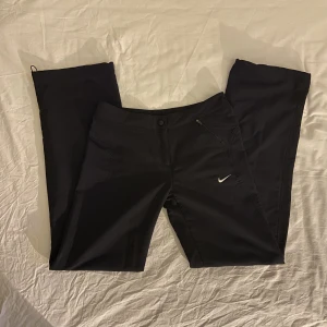 Nike yogapants / trackpants - Vintage nikebyxor, är som yogapants och trackpants typ, mycket sparsamt använda, midjemått 76 cm❤️‍🔥❤️‍🔥