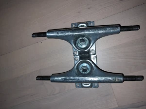 Skateboard truckar och hjul - Truckarna är från junkyard och passar 8.0 bräda Junkyard hjulen är storlek 52mm och tror de är 98a i hårdhet Paradox hjulen är 53mm och ca 100a. 