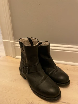 Fina fodrade skinnkängor - Hej! Säljer av ett par fina skinnkängor. De är fodrade och är i storlek 40.