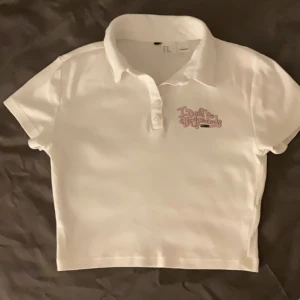 En gullig vit topp - En gullig topp från h&m som jag inte längre använder. Den är också inspirerad av en Netflix film 🎥 💓