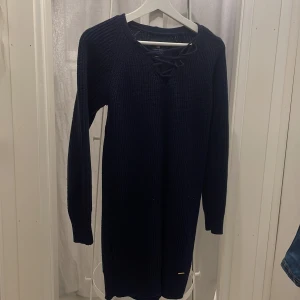Blå fin stickad klänning  - Stickad mörkblå klänning i storlek S. I bra skick endast använd ett få tal gånger