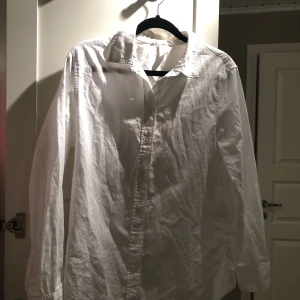 Vit skjorta  - Fin vit skjorta. Storlek 36. Fint skick. 