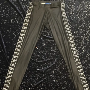 adidas tränings tights - adidas svarta tränings tights, sitter väldigt bra och är bekväma och stretchiga, knappt använda 