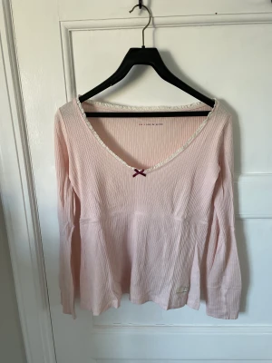 Fin ljusrosa tröja från Odd Molly, S - Sparsamt använd tröja från Odd Molly. Superfin ljusrosa färg och stretchig i materialet.   Storlek 1 vilket motsvarar S / 36.   Säljes då den inte kommer till användning.