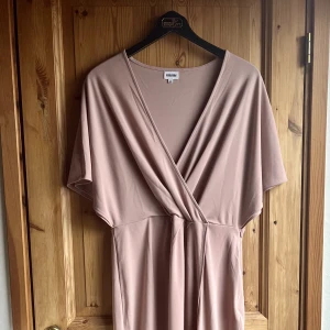 Klänning-Bubbleroom - En oanvänd babyrosa klänning från Bubblroom i storlek 44. Stretchig material med slits längst ena benet.  Ordinarie pris 550 mitt pris 150. 