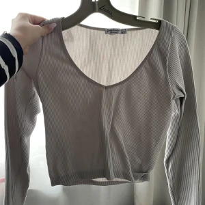 basic tröja  - basic långärmad tröja, färgen syns bäst på andra bilden 💗