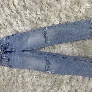 Baggy jeans  - Inga skador på byxorna ser exkat ut som när jag köpte dem, inte så välanvända kanske 2/3 gånger. Säljer dem för jag har vuxit ur dem.