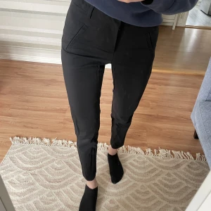 Kostymbyxa  - Stretchiga skin fit kostymbyxor som passar perfekt om man jobbar på kontor eller likande! Använda fåtal gånger 🫶🏻 klicka på ”köp nu” om ni vill köpa 💗