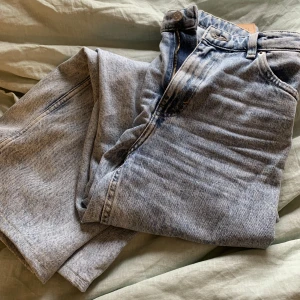 Jeans  - Jeans från monki i storlek 27. Använt två gånger. Säljs för 100kr plus frakt 