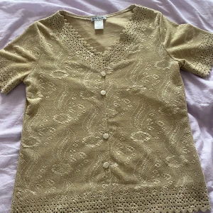 Vintage tröja  - Perfekt tröja i beige/guld inför en fin middag eller när du vill klä upp dig lite till vardags. Knappt använd/ nyskick