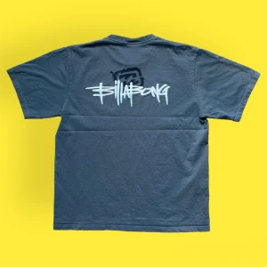 Vintage Billabong T-shirt - Skitcool vintage Billabong tisha. Tyvärr lite för stor för mig därav säljes. I fint skick! För fler bilder eller mått kontakta mig ✨