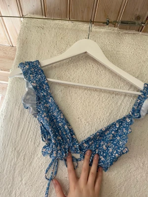 Topp - Väldigt söt bikini topp, endast provad. Då jag tyckte den var lite liten för mig. Superfin i ryggen och fina volanger vid axlarna.  