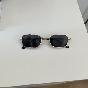 Solglasögon  - snygga små solbrillor perfekta till sommaren! skriv om ni har nå frågor! frakt står nedanför