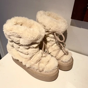 Skor H&M - De populära fluffiga skorna från H&M!  Använda en gång, men är för stora för mig så därför säljer jag dom.