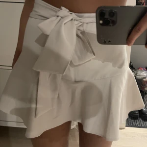 Shorts kjol!😭🥹🥹 - Dehär är ett par shorts som är som en kjol, älskar denna och så fin till sommaren. Den är från zara och säljer pågrund av att jag knappt använt den och Inte min typ av stil! Den är från zara och säljs inte där mer. Pris- 140kr
