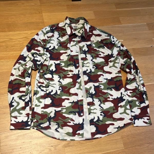 Weekday skjorta - Weekday skjorta i kamouflage. Storlek M
