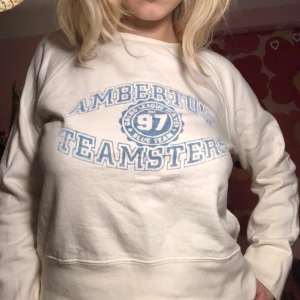 Vit collagetröja - Super snygg collage tröja i vit och blå❣️