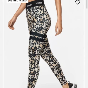 Stronger tights - Säljer mina jättefina och sjukt bekväma stronger tights! ”färgen ” är roar. Köptes julen 20 men fortfarande samma skik💓 säljer för att dom inte kommit till användning på ett långt tag. 