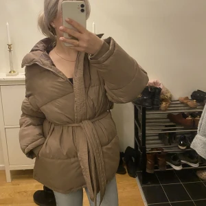 Pufferjacka  - Säljer denna jacka från nly då den inte kommer till användning! Använd fåtal gånger! Storlek 34. Säljs för 99kr 