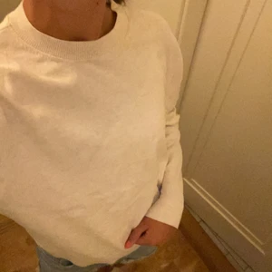 Zara tröja  - Finstickad tröja från zara är barn storlek 152 men passar mig as bra som har S💗