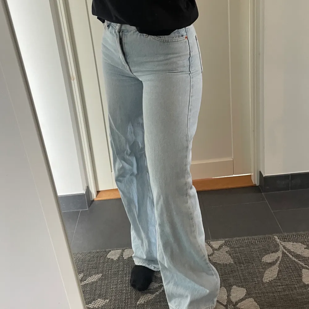Jeans från junkyard som sitter as bra på! Köpte för 1 år sen men har inte använt dom så mycket så de är i bra skick🙌🏼 säljer ett par likadana fast i svart med! . Jeans & Byxor.